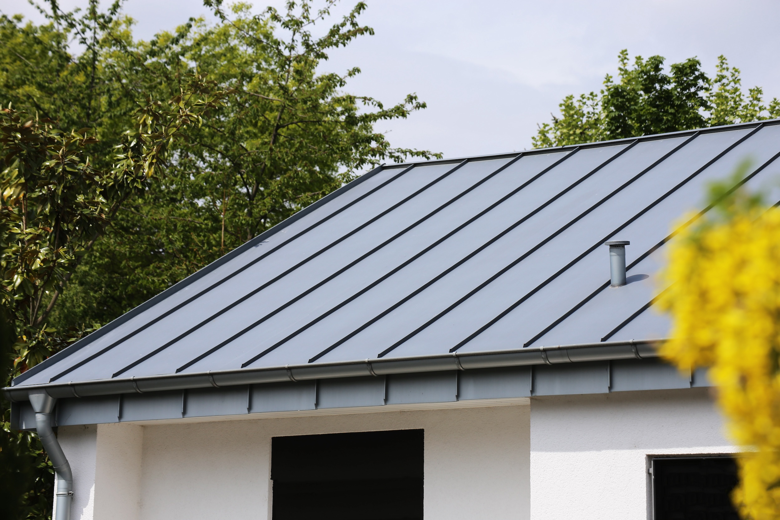 home where the owners installed a metal roof as a part of their wildfire mitigation preparedness plan